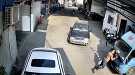 Brave mechanic risks injury by using body to stop truck rolling into another vehicle in China