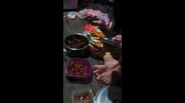 Gini nih kalau punya ponakan, paman nya baru pulang dari perantauan, di saat paman nya lgi makan siang POnakan juga ikut makan di piring yng sama dengan paman nya
