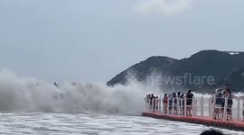 Floating bridge thrills in Zhejiang, China