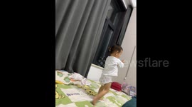 China: A little baby was walking around on the bed