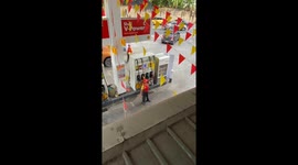 Shell gas station attendant dances while serving customer in Antipolo City