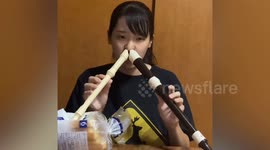 Woman plays two recorders with her nose in Japan