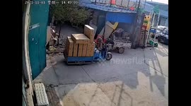 Tricycle moves forward on its own in Hebei, China