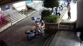 Food delivery driver injured when glass door shatters and building owner demands compensation