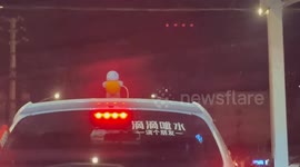 Water-spraying vehicle surprises driver at traffic light in China
