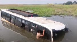 Bus fell into a water filled pit, passengers came out safely in Khagaria, Northern India