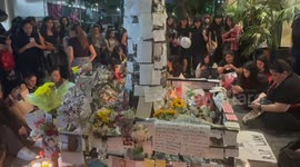 Liam Payne's fans in front of the hotel where he died