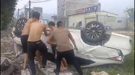 Heroic Bystanders Unite to Rescue Trapped Driver Just Moments Before Car Erupts in Flames