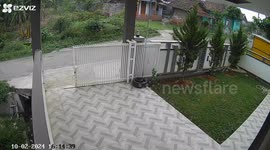 Jacket caught in gate causes motorcycle fall in Indonesia
