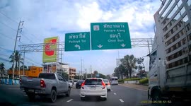 Kitten drops from car saved by driver