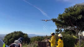 US: Massive 4-Alarm Blaze Threatens Oakland Neighborhoods, Firefighters Battle for Containment