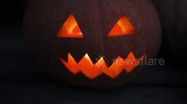 Zucca di Halloween spaventosa scavata e con delle candele all'interno  ripresa al buio