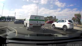 Impatient BMW driver ignores incoming cars caught on dashcam