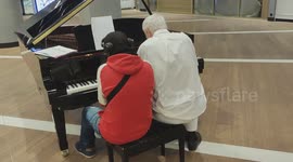 Heartwarming scene as young musician plays piano alongside elderly man at Paris shopping centre