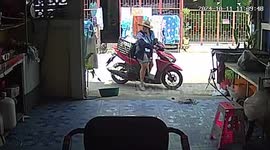 Quick-thinking motorcycle rider leaps away before pickup truck hits