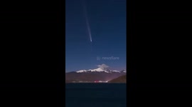Comet captured above snow peak in China's Xizang