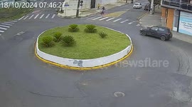 Keystone cops have low-speed car chase in circles at roundabout in Brazil
