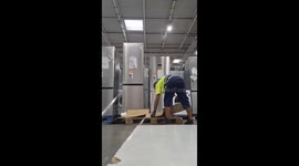 Refrigerator falls while being moved in Barcelona