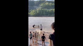 Locals rescue drowning boy from river in China