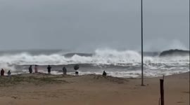 Strong waves batter shore as Cyclone Dada hits India