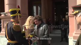 Argentina: Milei's tears when the Grenadiers gave him a birthday present