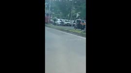 Driver speeds away with policeman clinging to the bonnet in India