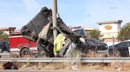 US, Los Angeles: Hesperia 1 Killed After Colliding With Freeway Sign Pole