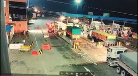 High-Speed Truck Drags Car for 500 Meters at Toll Plaza, Miraculously No Casualties Reported