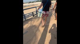 Friends drop icebox of beer in Santarém, causing laughter as bottles break