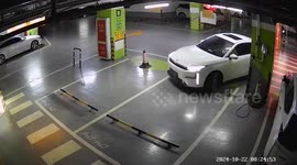 Terrible driver repeatedly scraped car while trying to park