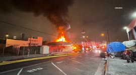 US, Los Angeles: Downtown Los Angeles Greater Alarm Structure Fire in Fashion District