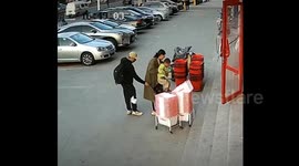 Thief follows mother pushing baby and steals phone in broad daylight in China