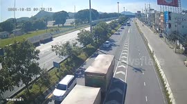 Car brakes suddenly causing domino effect pile-up crash