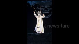 Chinese opera actress stuns audience with flawless face-changing performance