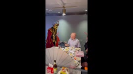 Face-changing performer entertains family in Hong Kong