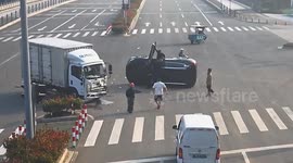 Hero bus driver rushes to rescue of trapped motorist following collision on Chinese highway