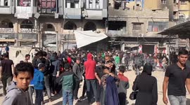 Gaza: Long queues for food in Gaza