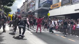Michael Jackson cosplayer performs Thriller flash mob for Halloween