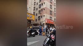 Woman climbs building wall in her slippers after locking herself out of 5th-floor apartment