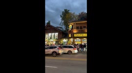 Black bear climbs roof in Gatlinburg, Tennessee