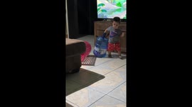 Child's hand stuck in water gallon in Palau, Coahuila
