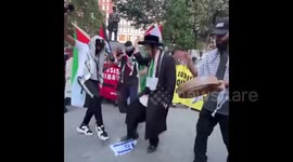 US: A Jewish rabbi was seen trampling the Israeli flag during a demonstration in support of Palestine