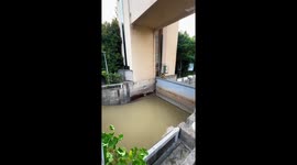 Tide of Qiantang River showers spectators on bridge