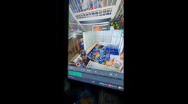 Shop door slips and hits person's head while closing in Tela