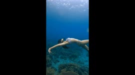 Free diving mermaid performs stunning underwater dance moves