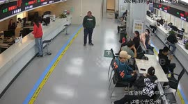 Heroic cop saves choking child using Heimlich method