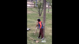 Kangaroo challenges keeper in Hubei Zoo