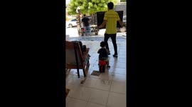 Person falls while moving TV into van in Culiacán, Mexico