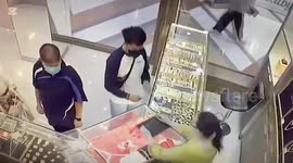 Gold shop thief arrested by police in Thailand