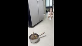 Toddler reacts to live shrimp being cooked in Gwangju